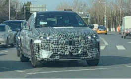 <b>宝马纯电旗舰SUV iX路试谍照曝光 或于11月上市</b>