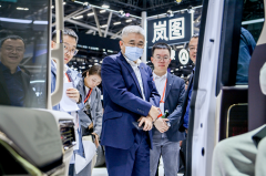 奔驰比亚迪“会师”岚图展台！段建军王